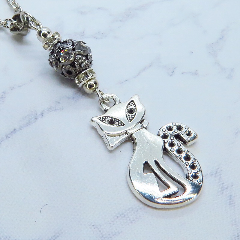 アンティークシルバー オリエンタル風な猫モチーフとラインストーン入りブラックメタルビーズのネックレス 長さ調整可