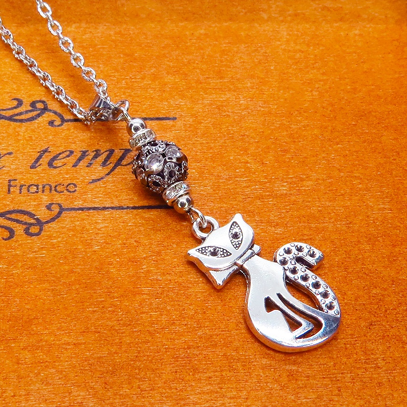 アンティークシルバー オリエンタル風な猫モチーフとラインストーン入りブラックメタルビーズのネックレス 長さ調整可