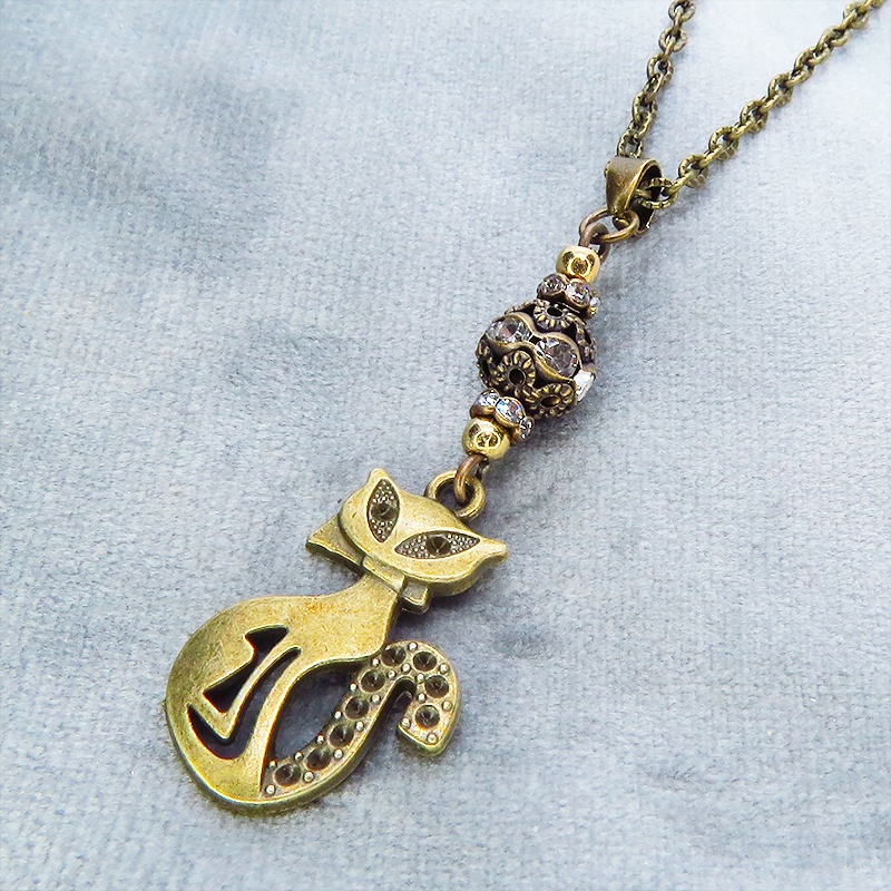 アンティークゴールド オリエンタル風な猫モチーフとラインストーン入りメタルビーズのネックレス 長さ調整可