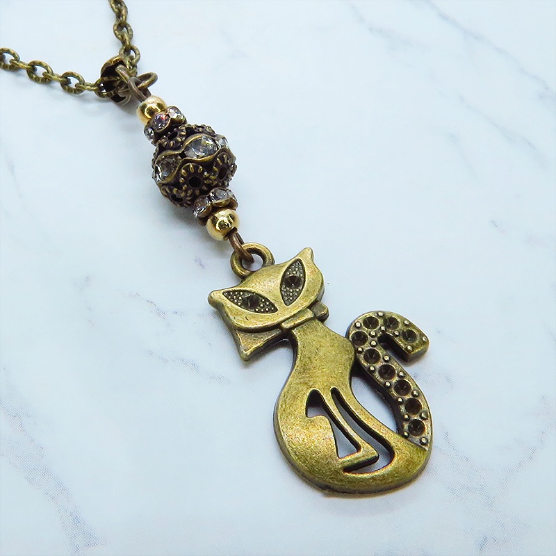 アンティークゴールド オリエンタル風な猫モチーフとラインストーン入りメタルビーズのネックレス 長さ調整可