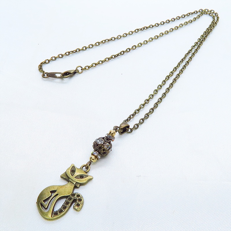 アンティークゴールド オリエンタル風な猫モチーフとラインストーン入りメタルビーズのネックレス 長さ調整可