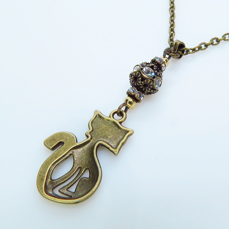 アンティークゴールド オリエンタル風な猫モチーフとラインストーン入りメタルビーズのネックレス 長さ調整可