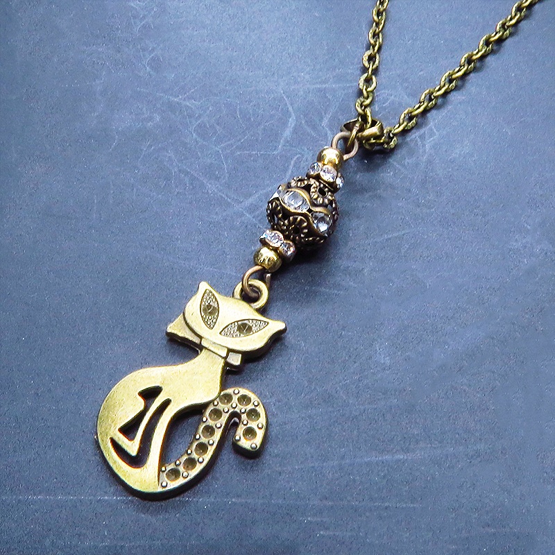 アンティークゴールド オリエンタル風な猫モチーフとラインストーン入りメタルビーズのネックレス 長さ調整可