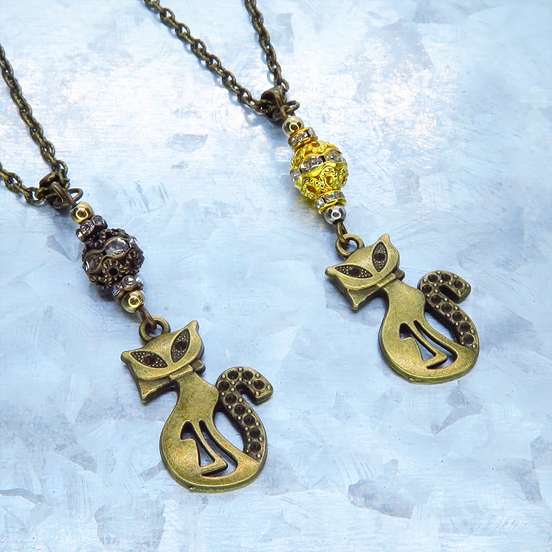 アンティークゴールド オリエンタル風な猫モチーフとラインストーン入りメタルビーズのネックレス 長さ調整可