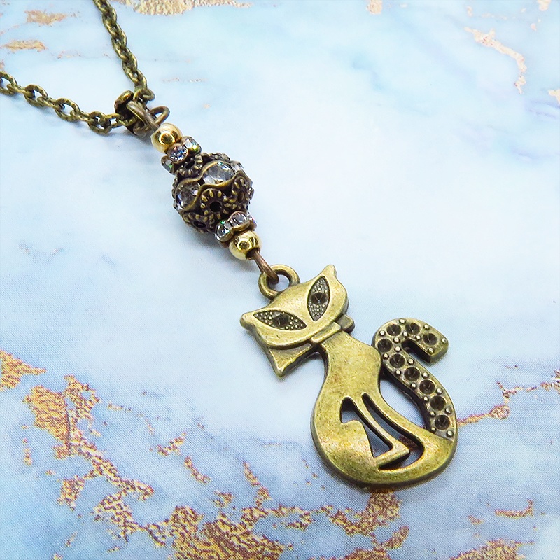 アンティークゴールド オリエンタル風な猫モチーフとラインストーン入りメタルビーズのネックレス 長さ調整可