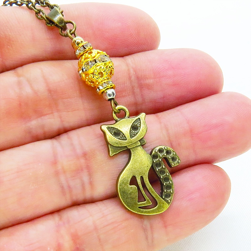 アンティークゴールド オリエンタル風な猫モチーフとラインストーン入りゴールドメタルビーズのネックレス 長さ調整可