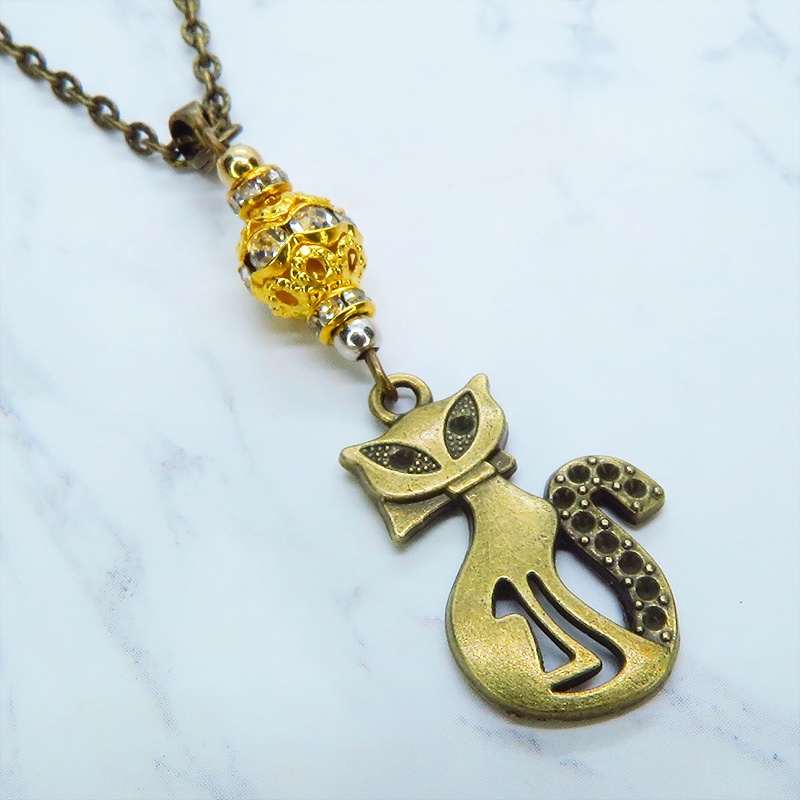 アンティークゴールド オリエンタル風な猫モチーフとラインストーン入りゴールドメタルビーズのネックレス 長さ調整可