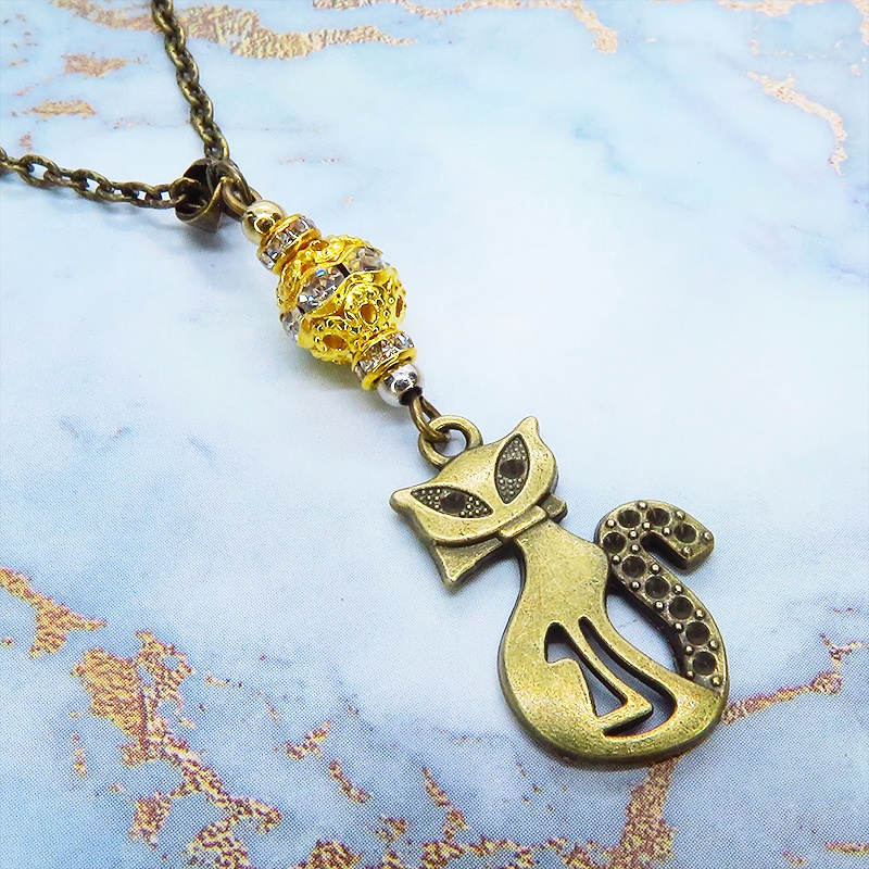 アンティークゴールド オリエンタル風な猫モチーフとラインストーン入りゴールドメタルビーズのネックレス 長さ調整可