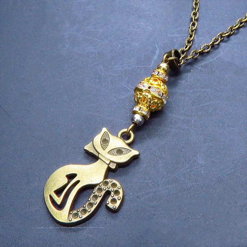 アンティークゴールド オリエンタル風な猫モチーフとラインストーン入りゴールドメタルビーズのネックレス 長さ調整可