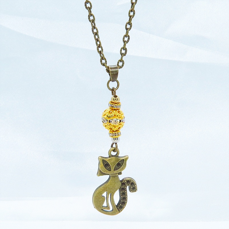 アンティークゴールド オリエンタル風な猫モチーフとラインストーン入りゴールドメタルビーズのネックレス 長さ調整可