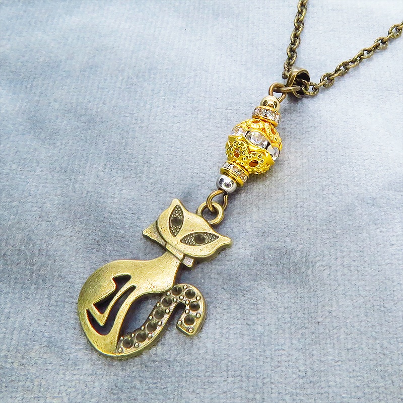 アンティークゴールド オリエンタル風な猫モチーフとラインストーン入りゴールドメタルビーズのネックレス 長さ調整可