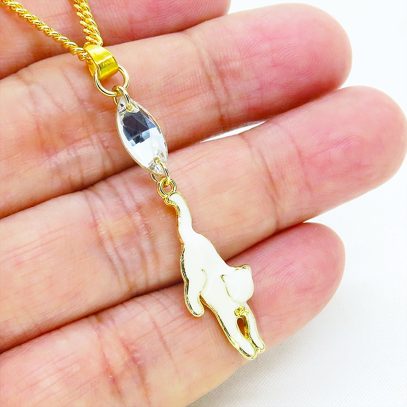 ゴールドカラー くつろぎ白猫とスワロフスキー(クリア)の大人可愛いネックレス 長さ調整可 アジャスター追加可