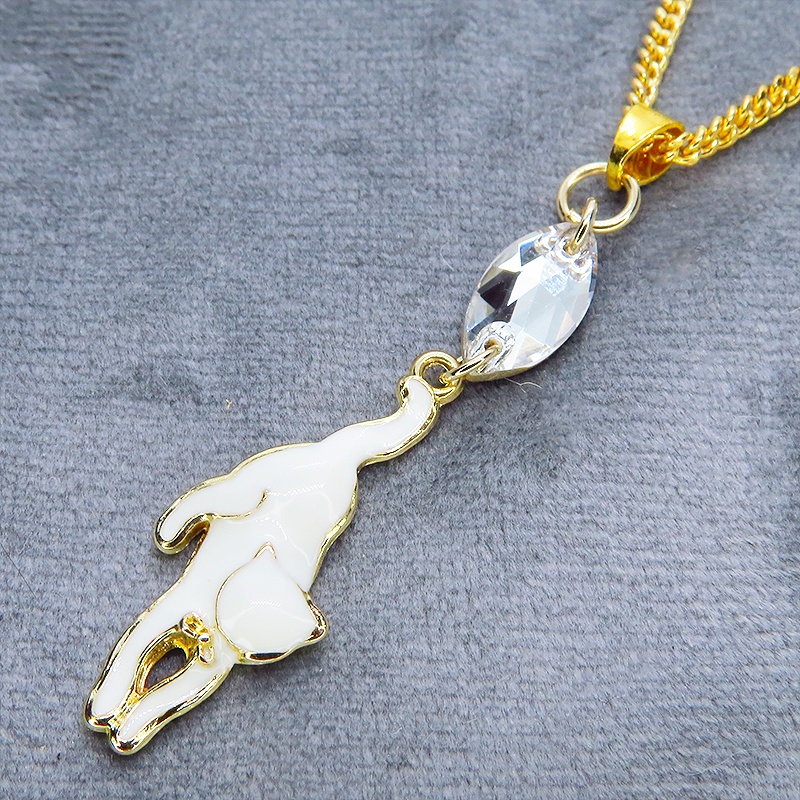 ゴールドカラー くつろぎ白猫とスワロフスキー(クリア)の大人可愛いネックレス 長さ調整可 アジャスター追加可