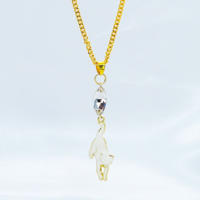 ゴールドカラー くつろぎ白猫とスワロフスキー(クリア)の大人可愛いネックレス 長さ調整可 アジャスター追加可