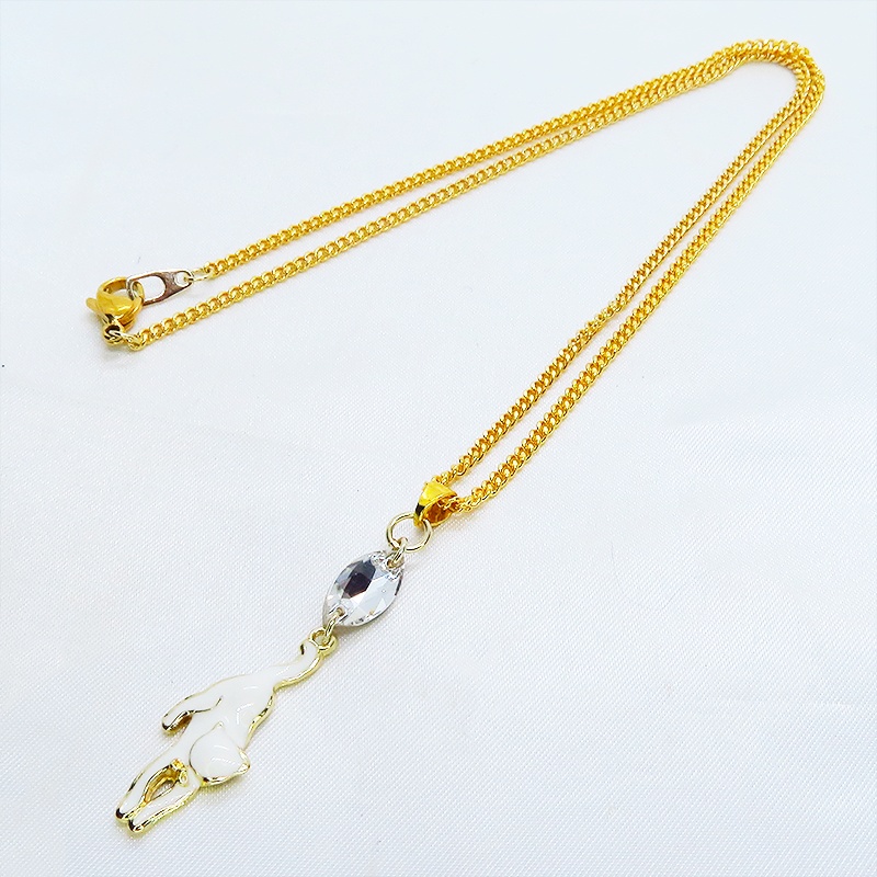 ゴールドカラー くつろぎ白猫とスワロフスキー(クリア)の大人可愛いネックレス 長さ調整可 アジャスター追加可