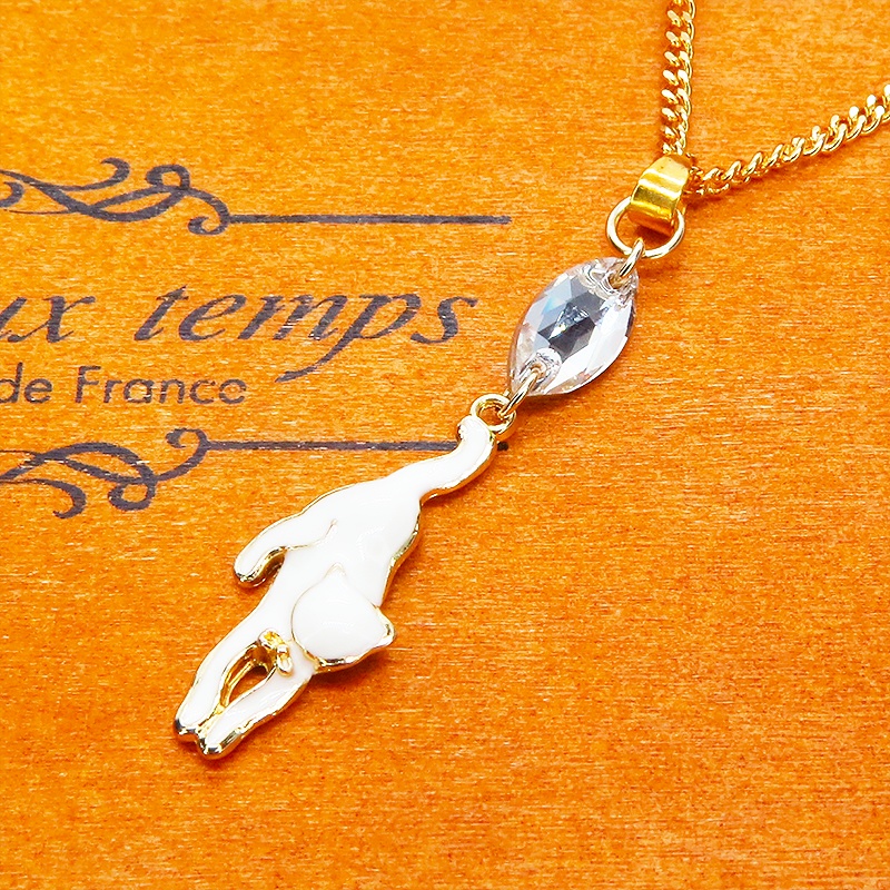 ゴールドカラー くつろぎ白猫とスワロフスキー(クリア)の大人可愛いネックレス 長さ調整可 アジャスター追加可
