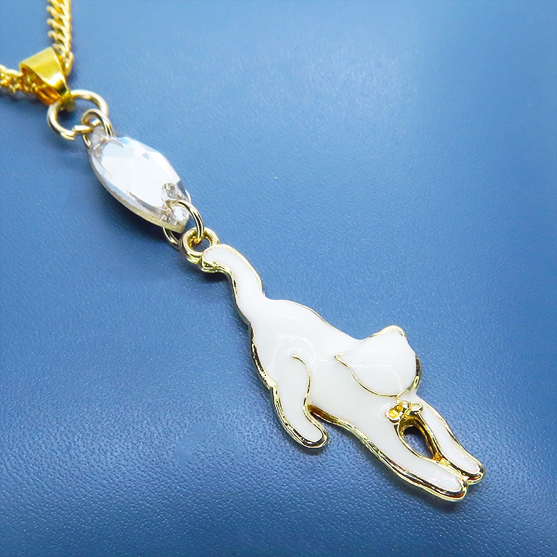 ゴールドカラー くつろぎ白猫とスワロフスキー(クリア)の大人可愛いネックレス 長さ調整可 アジャスター追加可