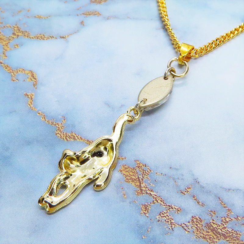 ゴールドカラー くつろぎ白猫とスワロフスキー(クリア)の大人可愛いネックレス 長さ調整可 アジャスター追加可