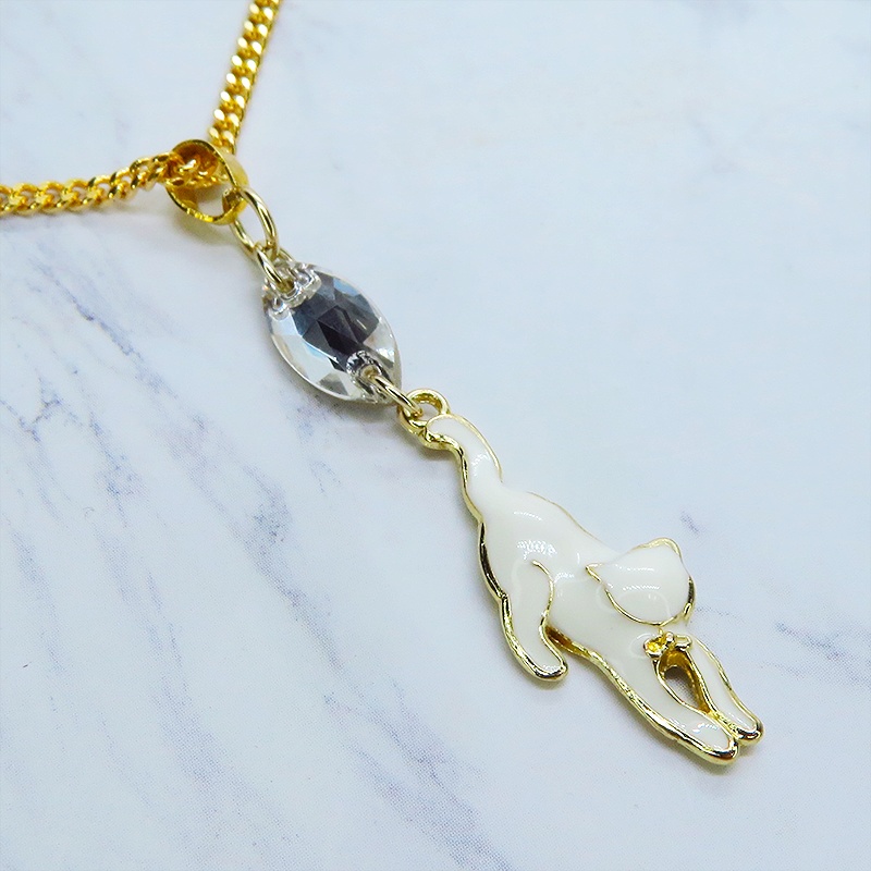ゴールドカラー くつろぎ白猫とスワロフスキー(クリア)の大人可愛いネックレス 長さ調整可 アジャスター追加可