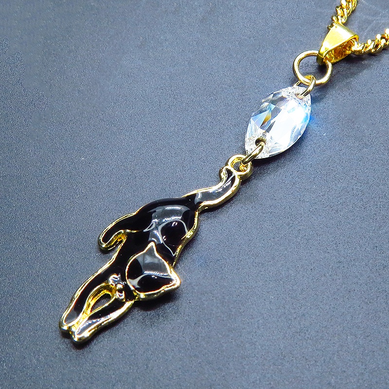 ゴールドカラー くつろぎ黒猫とスワロフスキー(クリア)の大人可愛いネックレス 長さ調整可 アジャスター追加可