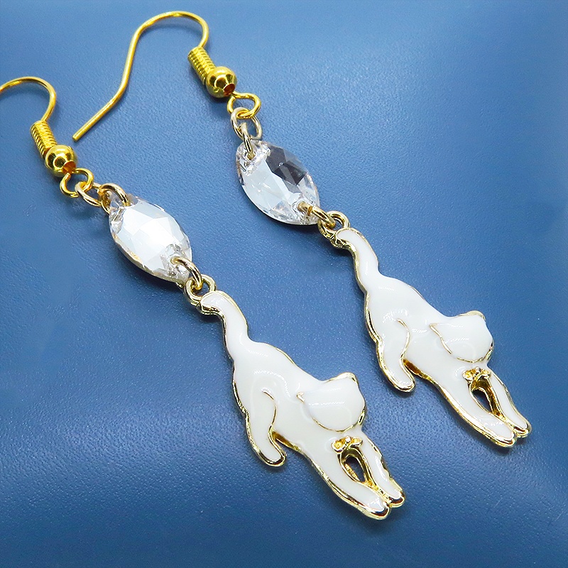 ゴールドカラー くつろぎ白猫とスワロフスキー(クリア)の大人可愛いスリムなピアス サージカル可