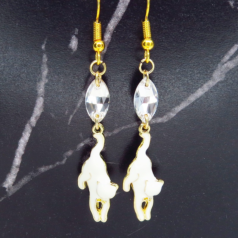 ゴールドカラー くつろぎ白猫とスワロフスキー(クリア)の大人可愛いスリムなピアス サージカル可