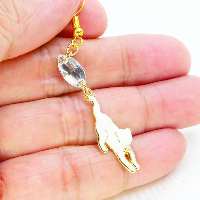 ゴールドカラー くつろぎ白猫とスワロフスキー(クリア)の大人可愛いスリムなピアス サージカル可