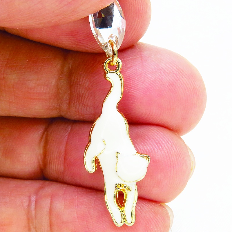 ゴールドカラー くつろぎ白猫とスワロフスキー(クリア)の大人可愛いスリムなピアス サージカル可