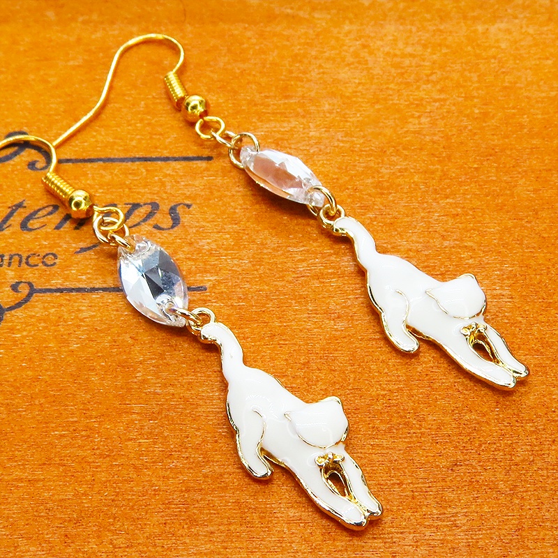 ゴールドカラー くつろぎ白猫とスワロフスキー(クリア)の大人可愛いスリムなピアス サージカル可