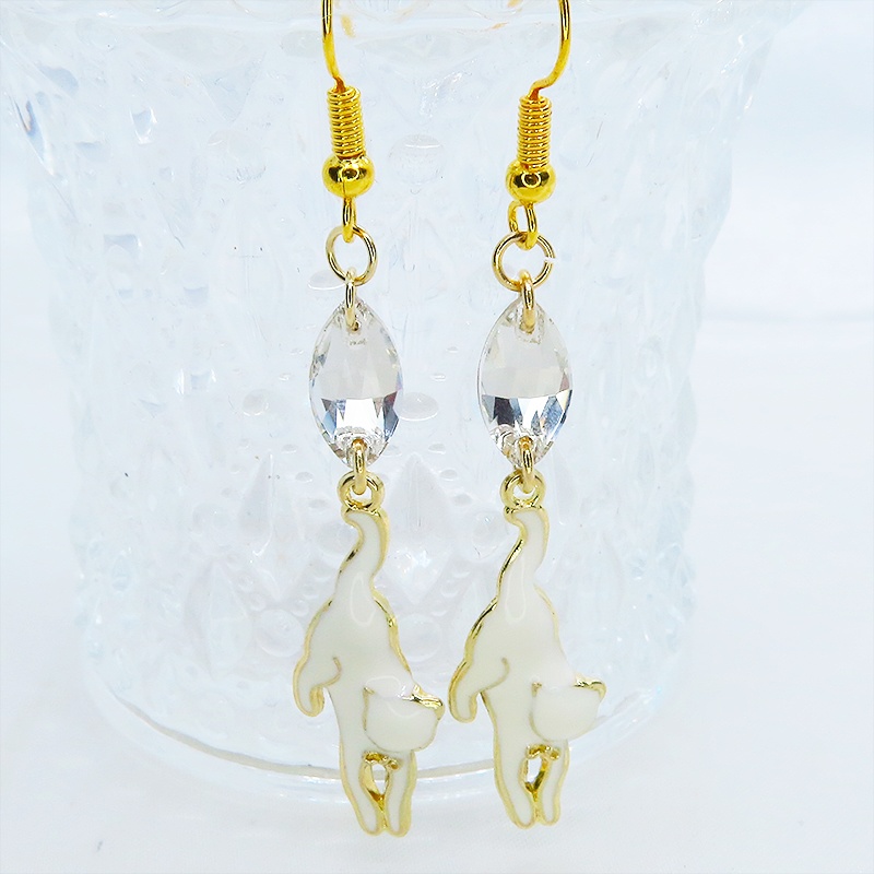 ゴールドカラー くつろぎ白猫とスワロフスキー(クリア)の大人可愛いスリムなピアス サージカル可