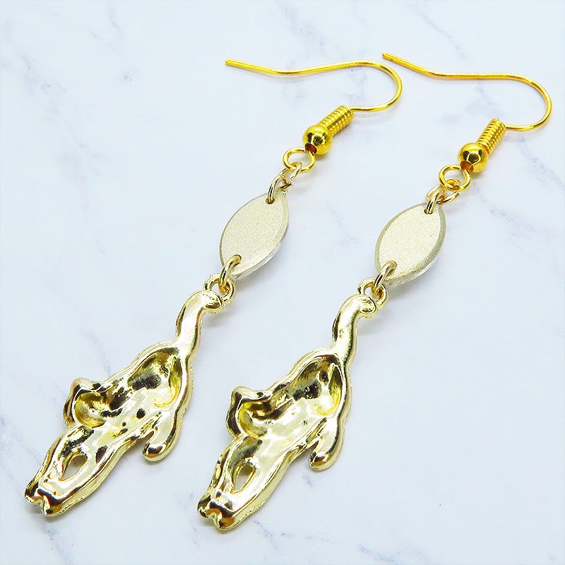 ゴールドカラー くつろぎ白猫とスワロフスキー(クリア)の大人可愛いスリムなピアス サージカル可