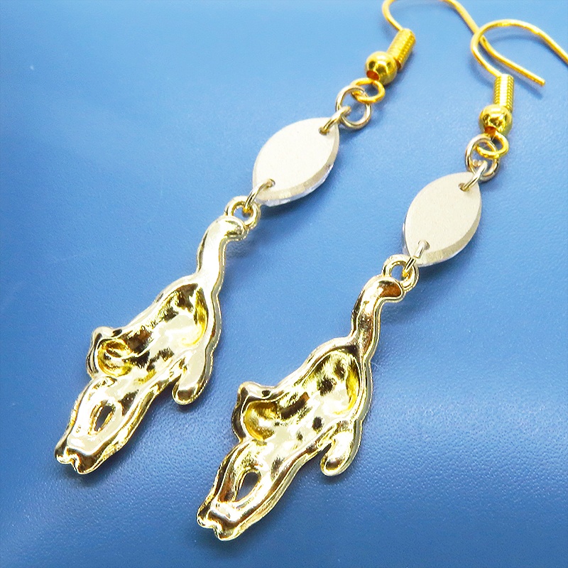 ゴールドカラー くつろぎ黒猫とスワロフスキー(クリア)の大人可愛いスリムなピアス サージカル可