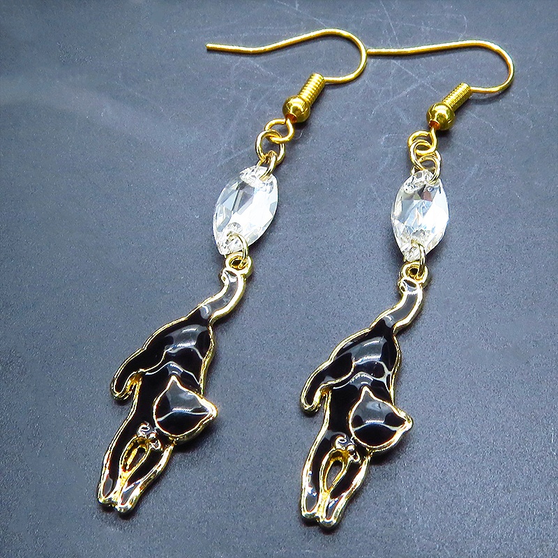 ゴールドカラー くつろぎ黒猫とスワロフスキー(クリア)の大人可愛いスリムなピアス サージカル可