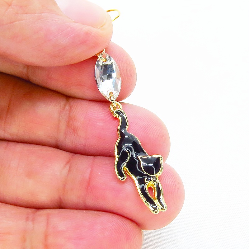 ゴールドカラー くつろぎ黒猫とスワロフスキー(クリア)の大人可愛いスリムなピアス サージカル可