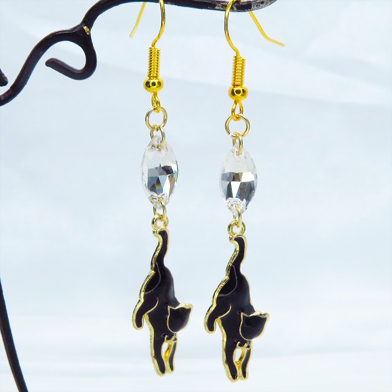 ゴールドカラー くつろぎ黒猫とスワロフスキー(クリア)の大人可愛いスリムなピアス サージカル可