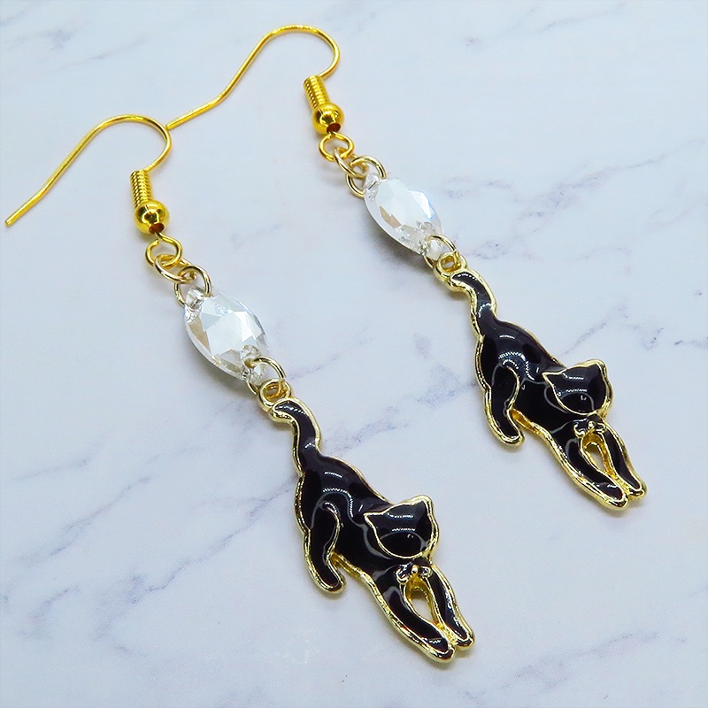 ゴールドカラー くつろぎ黒猫とスワロフスキー(クリア)の大人可愛いスリムなピアス サージカル可