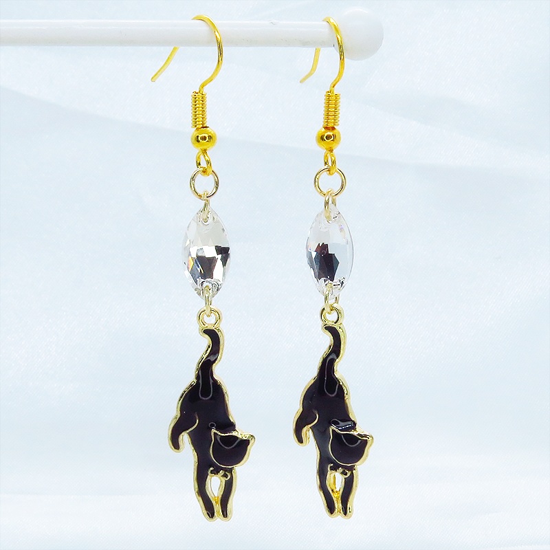 ゴールドカラー くつろぎ黒猫とスワロフスキー(クリア)の大人可愛いスリムなピアス サージカル可