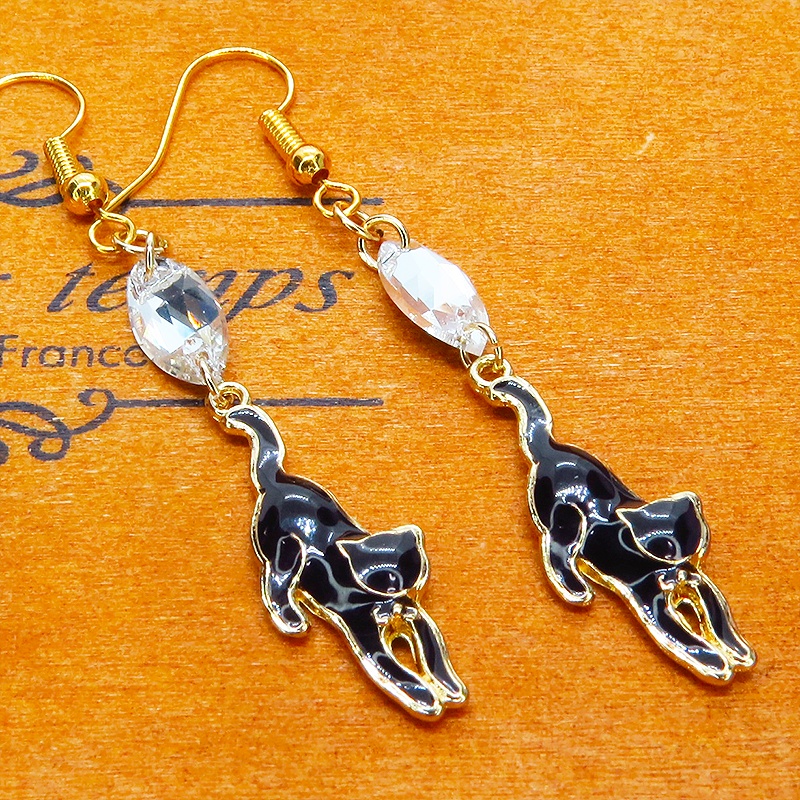 ゴールドカラー くつろぎ黒猫とスワロフスキー(クリア)の大人可愛いスリムなピアス サージカル可