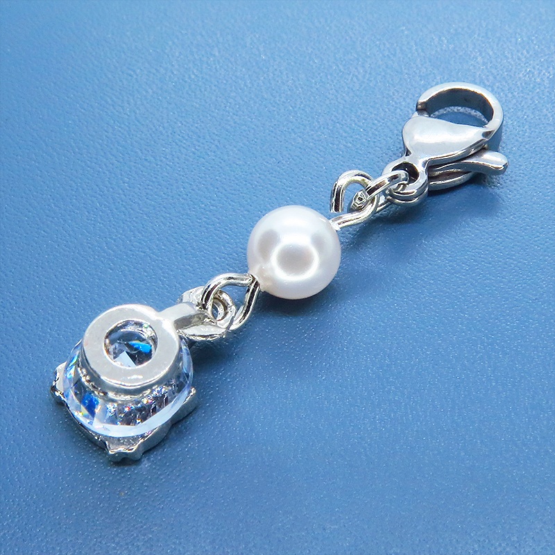 マスク・スマホチャーム シルバーカラー キュービックジルコニア猫フェイスとスワロフスキーパールのチャーム 金具変更可 ジャックピン追加可