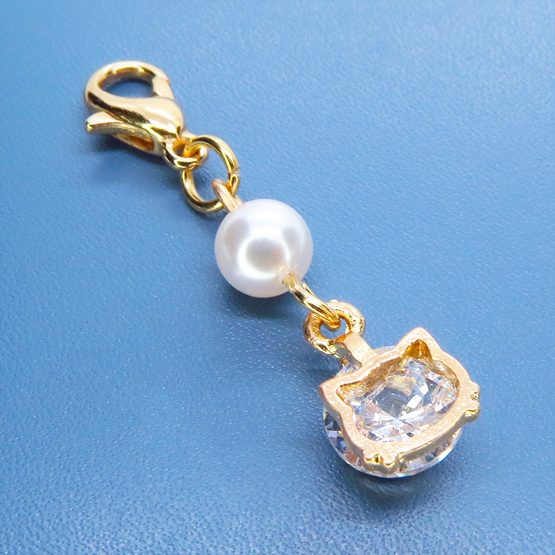 マスク・スマホチャーム マットゴールド キュービックジルコニア猫フェイスとスワロフスキーパールのチャーム 金具変更可 ジャックピン追加可