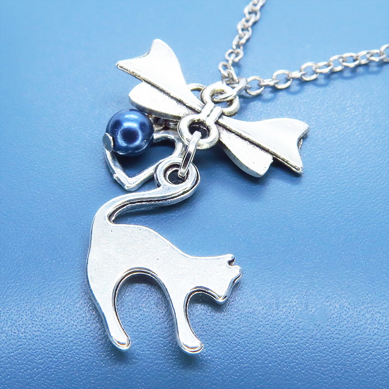 アンティークシルバー 跳ね猫とリボンのコンパクトなネックレス ガラスパール(ネイビー) 長さ調整可 ステンレス可