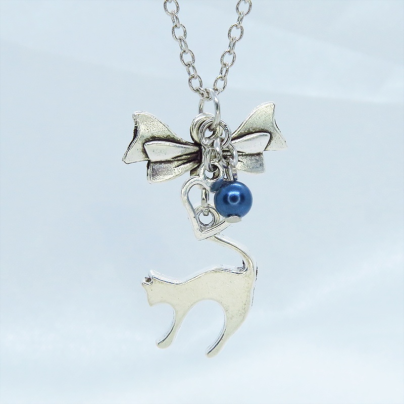 アンティークシルバー 跳ね猫とリボンのコンパクトなネックレス ガラスパール(ネイビー) 長さ調整可 ステンレス可