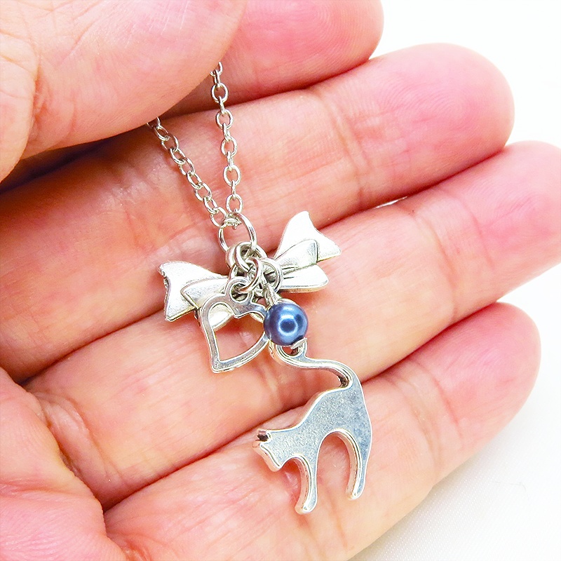 アンティークシルバー 跳ね猫とリボンのコンパクトなネックレス ガラスパール(ネイビー) 長さ調整可 ステンレス可