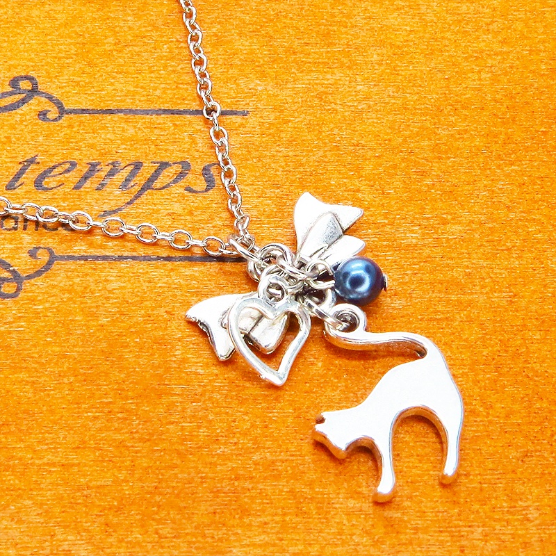 アンティークシルバー 跳ね猫とリボンのコンパクトなネックレス ガラスパール(ネイビー) 長さ調整可 ステンレス可