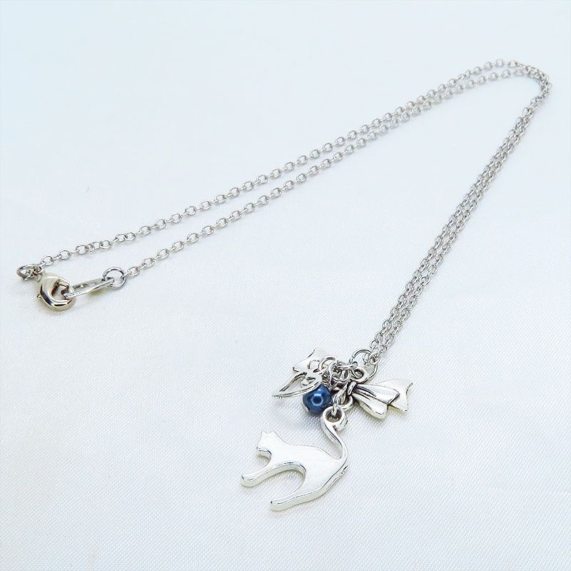 アンティークシルバー 跳ね猫とリボンのコンパクトなネックレス ガラスパール(ネイビー) 長さ調整可 ステンレス可