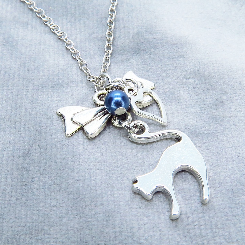 アンティークシルバー 跳ね猫とリボンのコンパクトなネックレス ガラスパール(ネイビー) 長さ調整可 ステンレス可