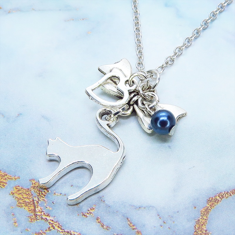 アンティークシルバー 跳ね猫とリボンのコンパクトなネックレス ガラスパール(ネイビー) 長さ調整可 ステンレス可