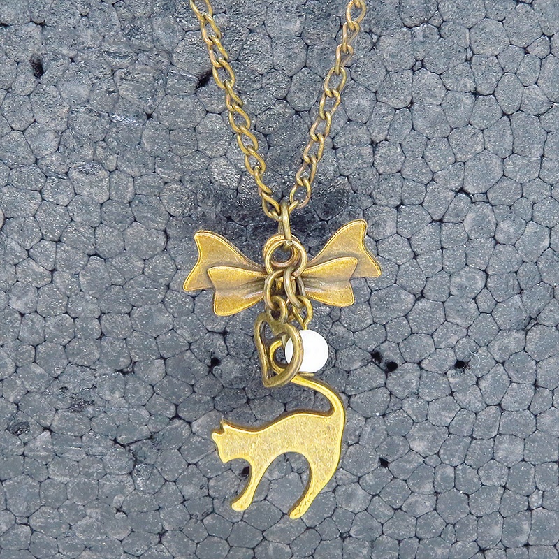 アンティークゴールド 跳ね猫とリボンのコンパクトなネックレス ガラスパール(ホワイト) 長さ調整可