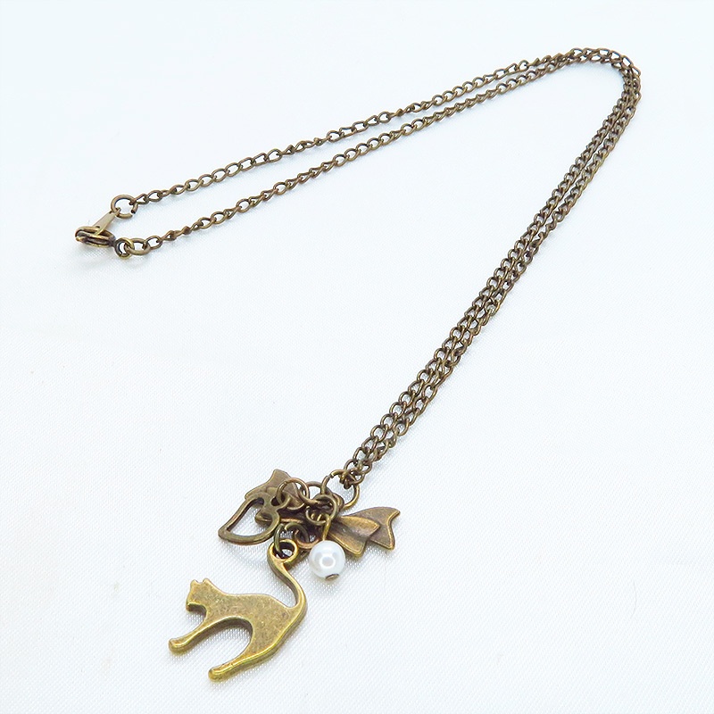 アンティークゴールド 跳ね猫とリボンのコンパクトなネックレス ガラスパール(ホワイト) 長さ調整可