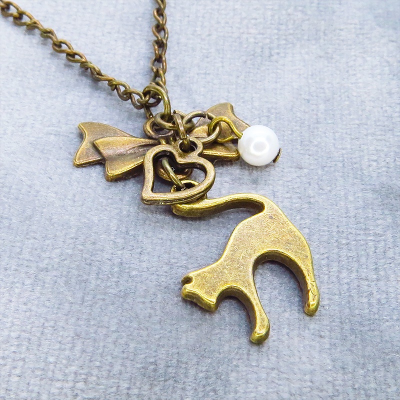 アンティークゴールド 跳ね猫とリボンのコンパクトなネックレス ガラスパール(ホワイト) 長さ調整可